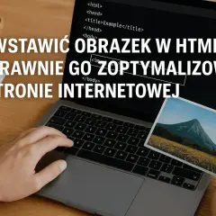 Dłoń trzyma zdjęcie góry i pola słoneczników przed laptopem z kodem HTML.