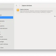 Okno ustawień systemowych MacBook z zaznaczoną opcją "Zapora sieciowa" i włączonym przełącznikiem.