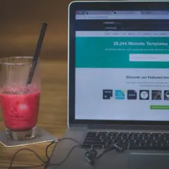Jak działa przeglądarka internetowa w telewizorze? Odkryj różnice i triki