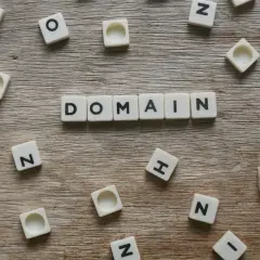 Jak sprawdzić na jakiej domenie jest strona i uniknąć pułapek internetu