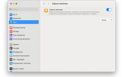 Okno ustawień systemowych MacBook z zaznaczoną opcją "Zapora sieciowa" i włączonym przełącznikiem.