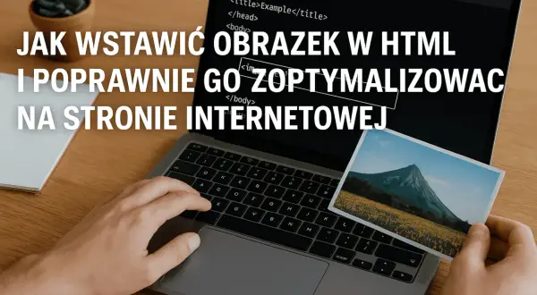 Dłoń trzyma zdjęcie góry i pola słoneczników przed laptopem z kodem HTML.