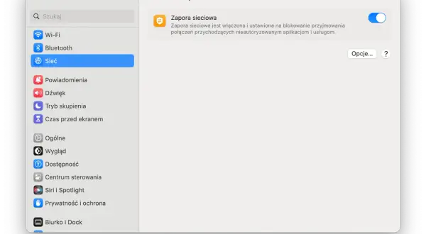Okno ustawień systemowych MacBook z zaznaczoną opcją "Zapora sieciowa" i włączonym przełącznikiem.