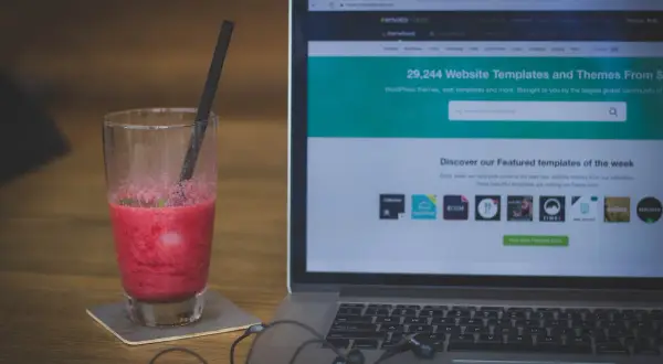 Jak działa przeglądarka internetowa w telewizorze? Odkryj różnice i triki