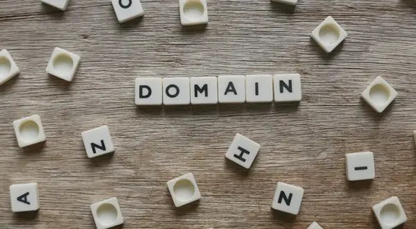 Jak sprawdzić na jakiej domenie jest strona i uniknąć pułapek internetu