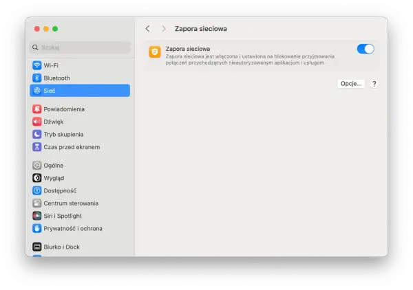 Okno ustawień systemowych MacBook z zaznaczoną opcją "Zapora sieciowa" i włączonym przełącznikiem.