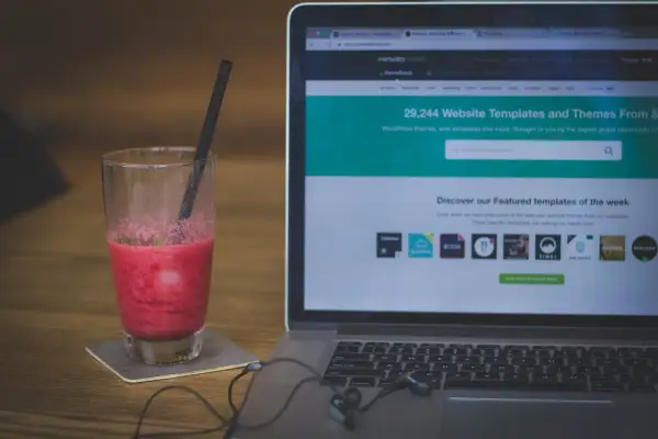 Jak działa przeglądarka internetowa w telewizorze? Odkryj różnice i triki